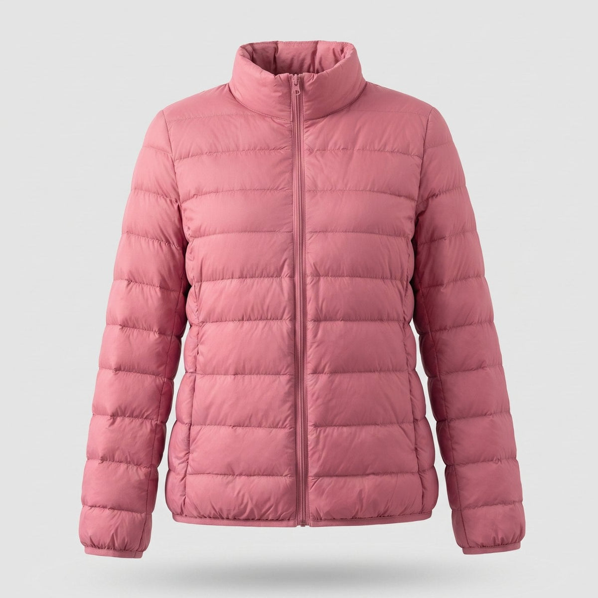 Chaqueta de plumón plegada mostrando su diseño compacto para viajar
