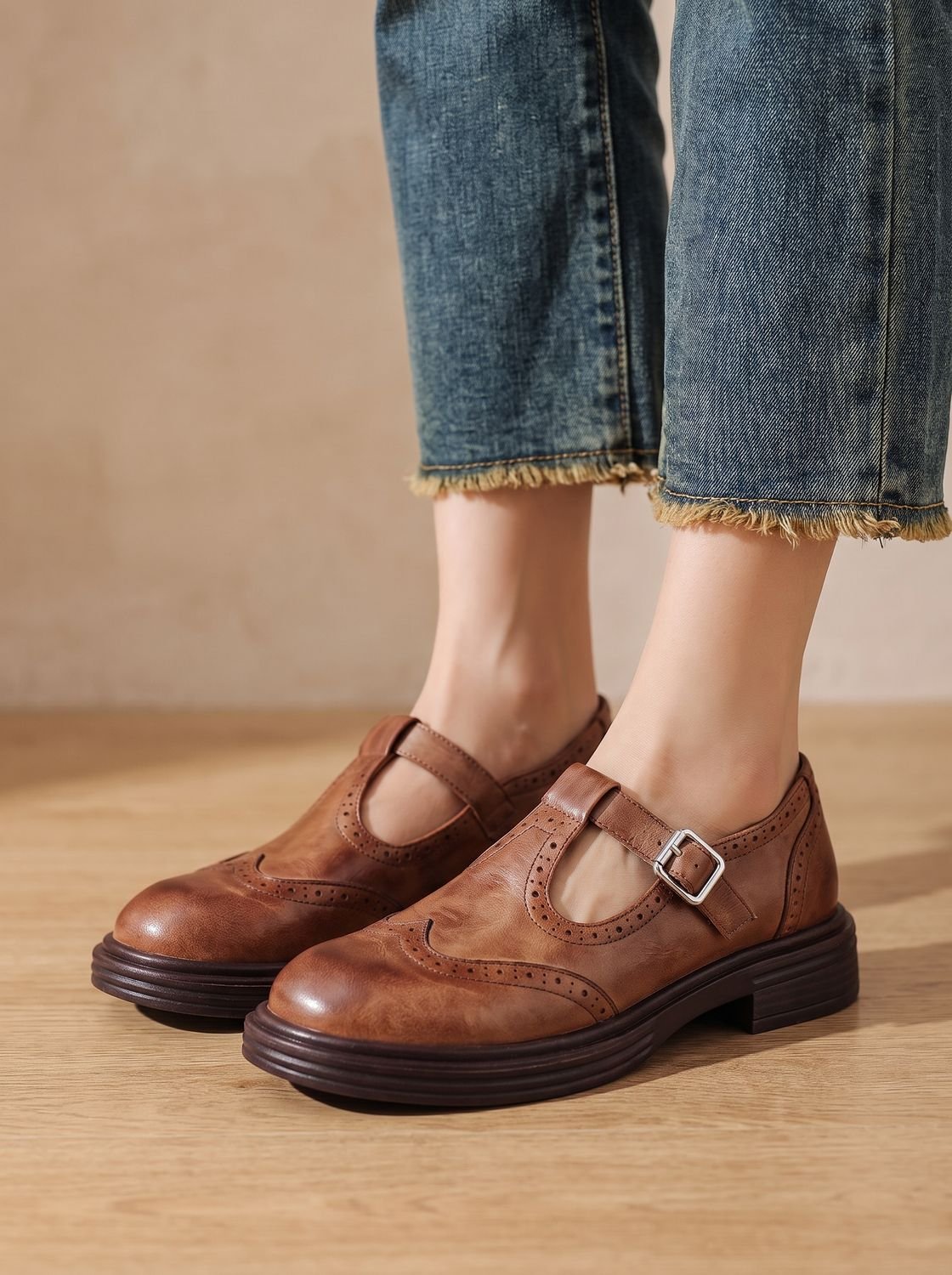 Detalle del empeine brogue wingtip con perforaciones caladas en zapato mujer