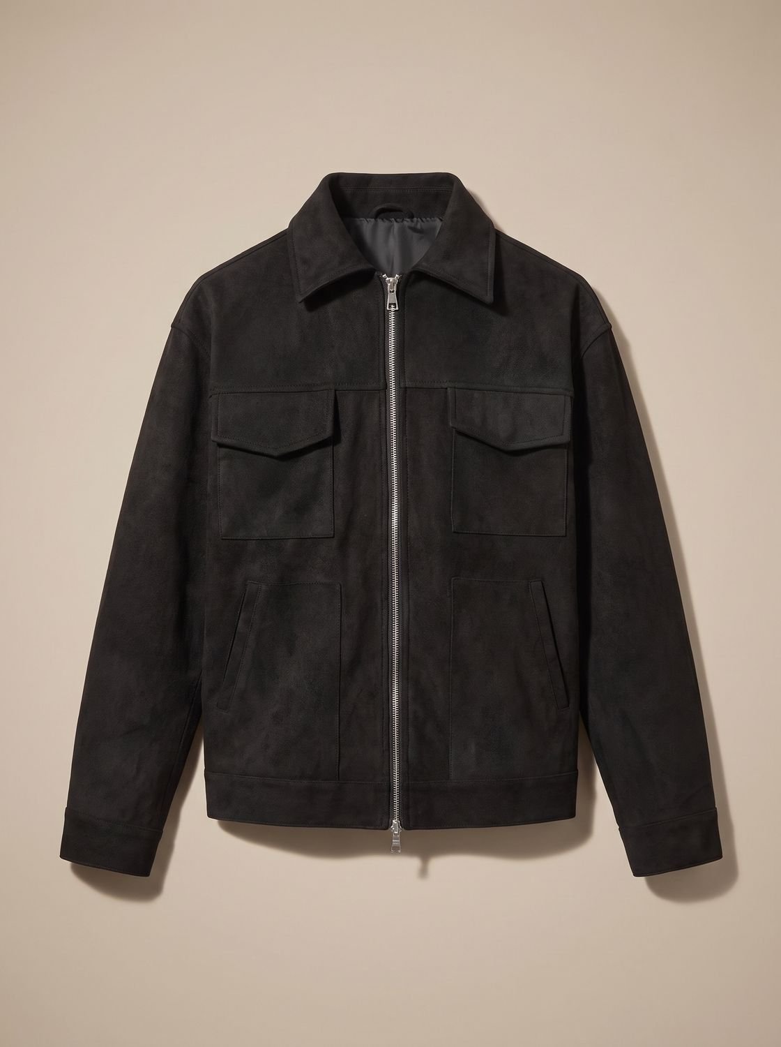 Chaqueta de ante con corte regular combinada con camiseta y vaqueros