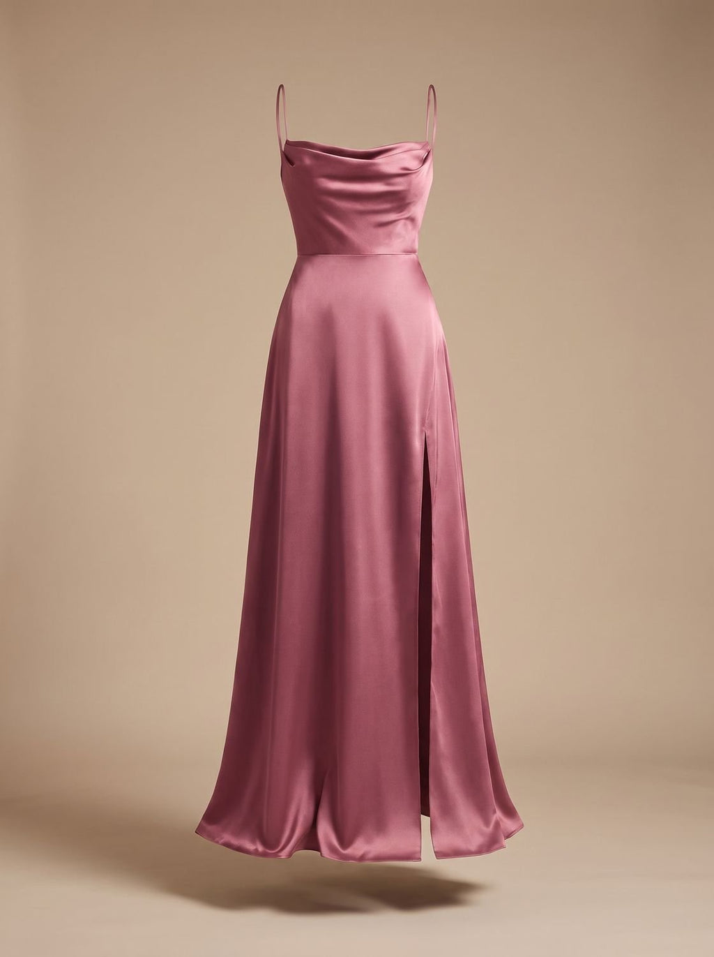 Modelo luciendo el vestido de noche satinado de espalda
