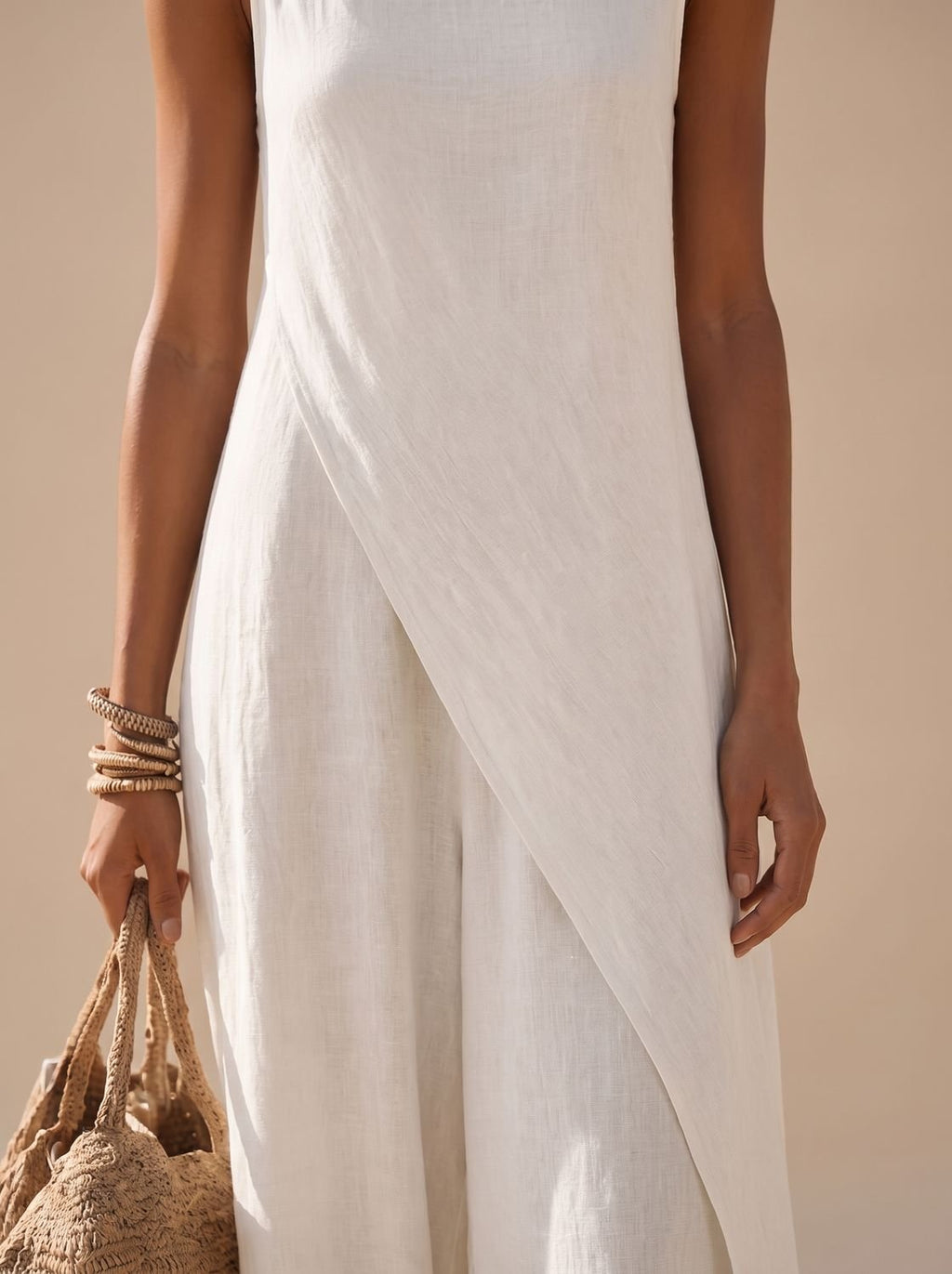 Mujer luciendo el vestido maxi boho en un entorno mediterráneo al atardecer