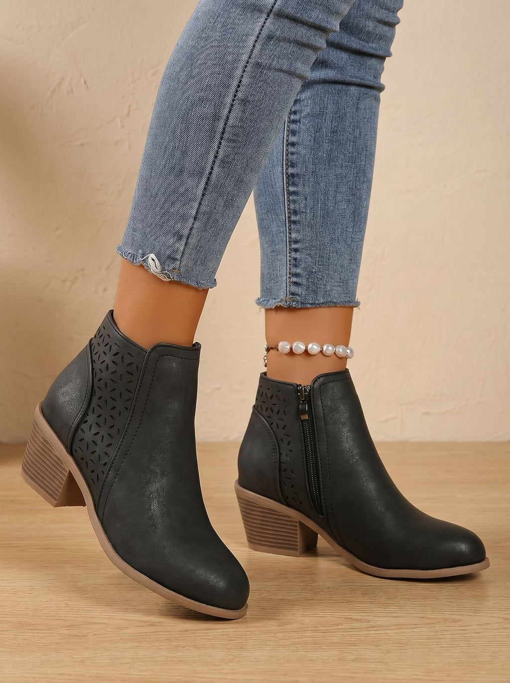 Botines ortopédicos de mujer con cortes láser florales y tacón ancho