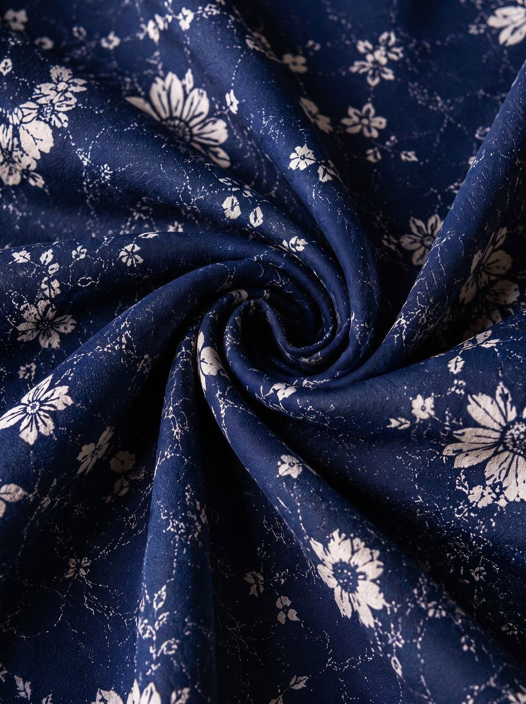 Primer plano del estampado floral y textura del vestido maxi