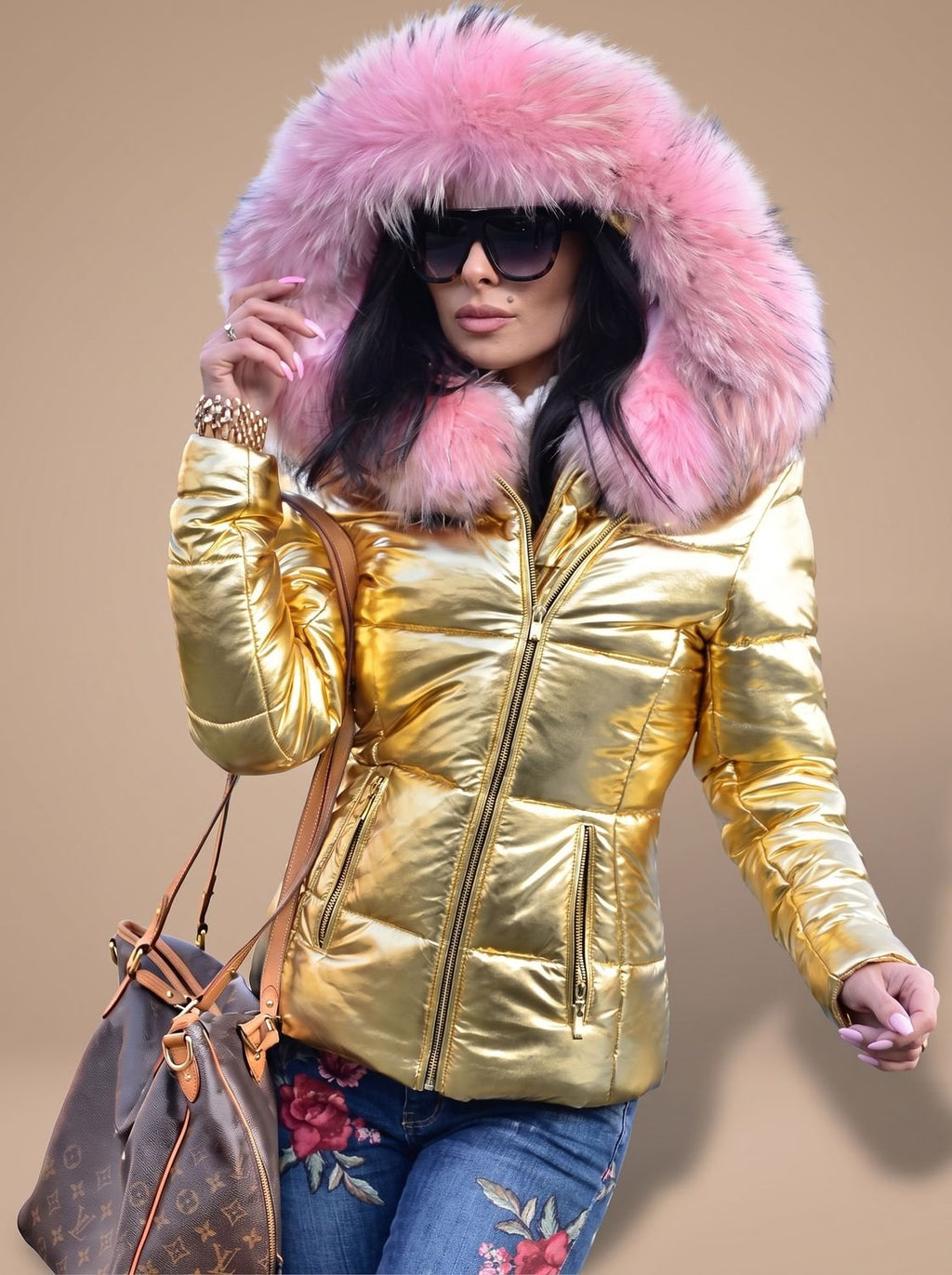 Detalle del cierre de cremallera frontal del abrigo acolchado