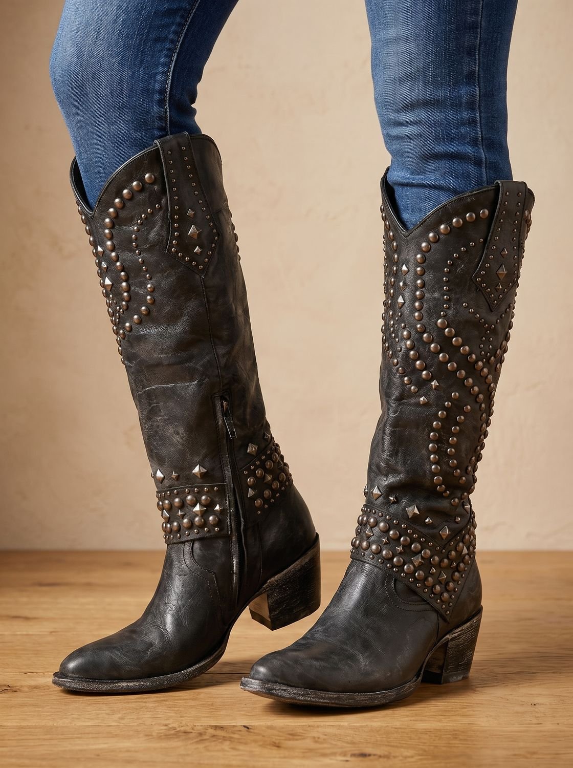 Botas camperas altas de mujer con tachuelas y punta fina, vista frontal completa