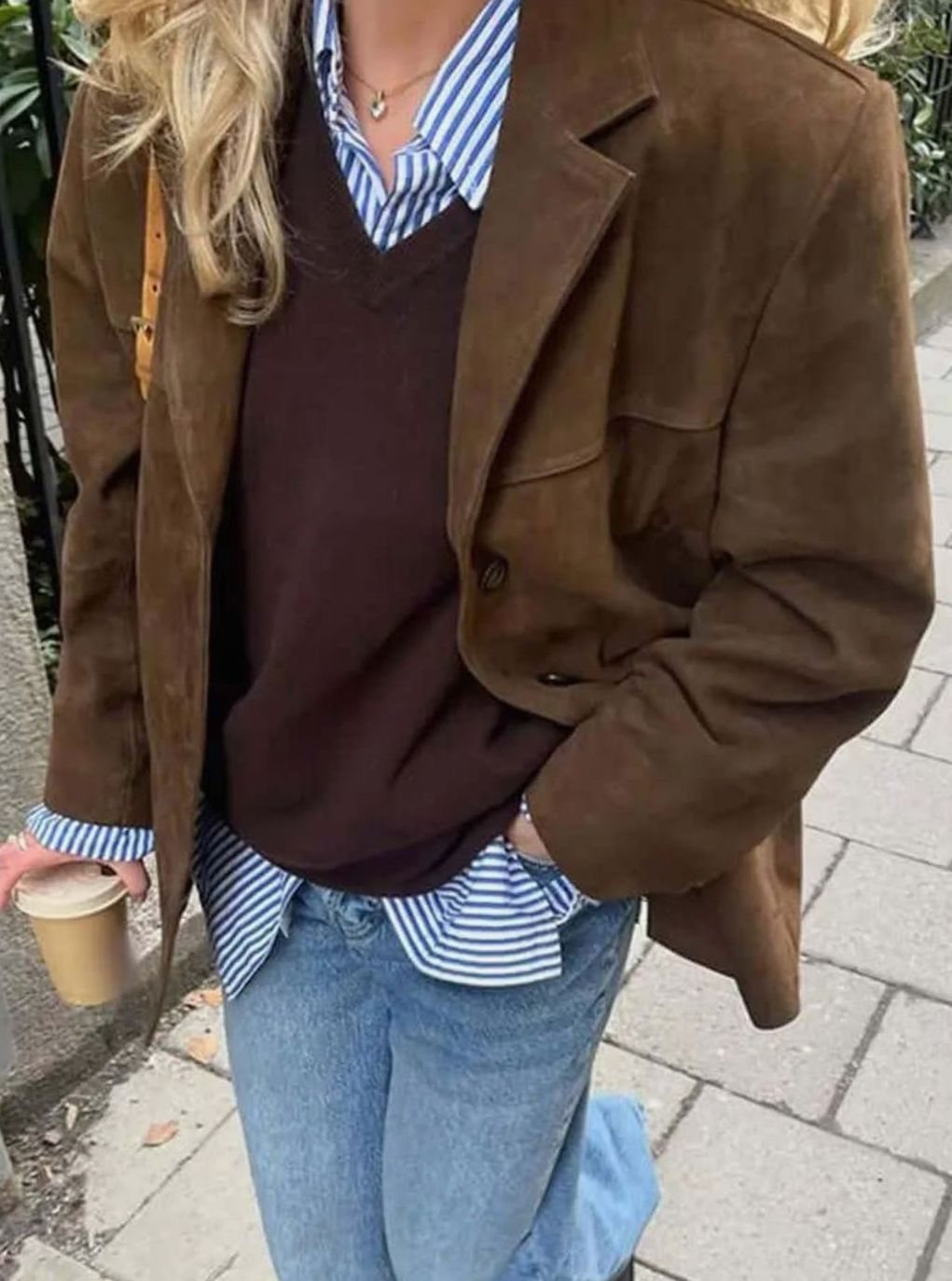 Mujer luciendo el blazer oversize efecto ante combinado con jeans