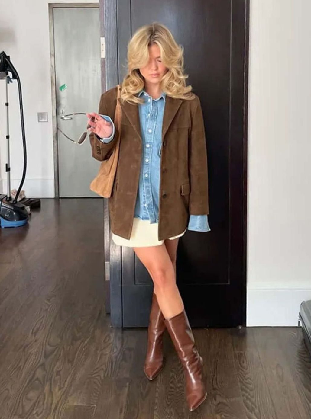 Vista trasera del blazer oversize efecto ante para mujer