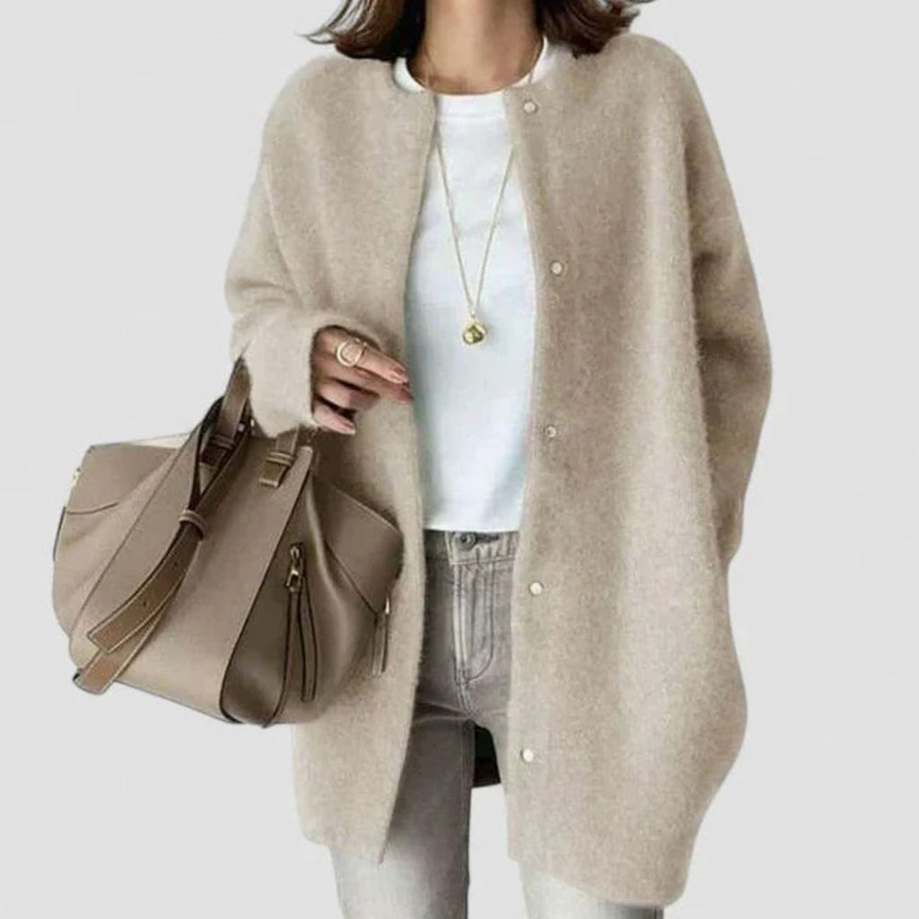 Mujer luciendo cárdigan oversize de punto sobre camiseta blanca y vaqueros