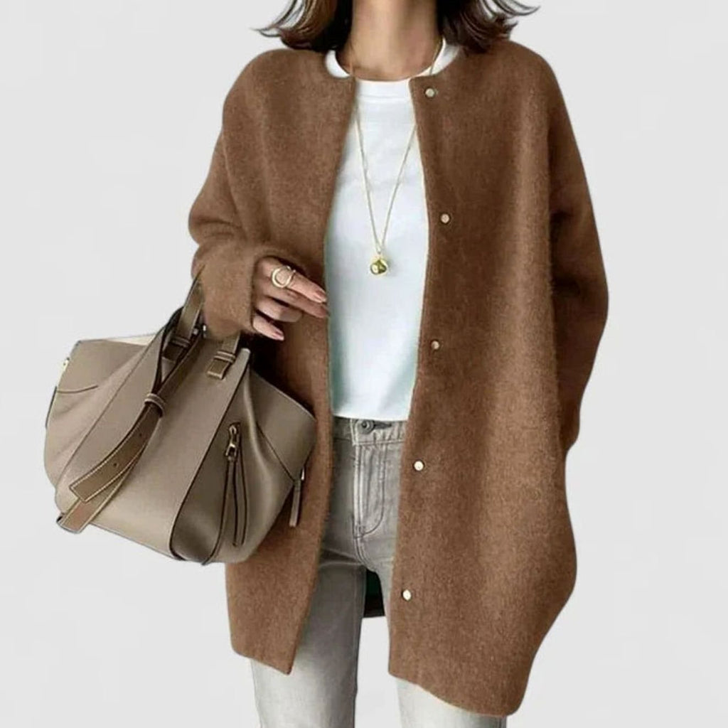 Cárdigan oversize abierto estilo duster sobre vestido de tirantes