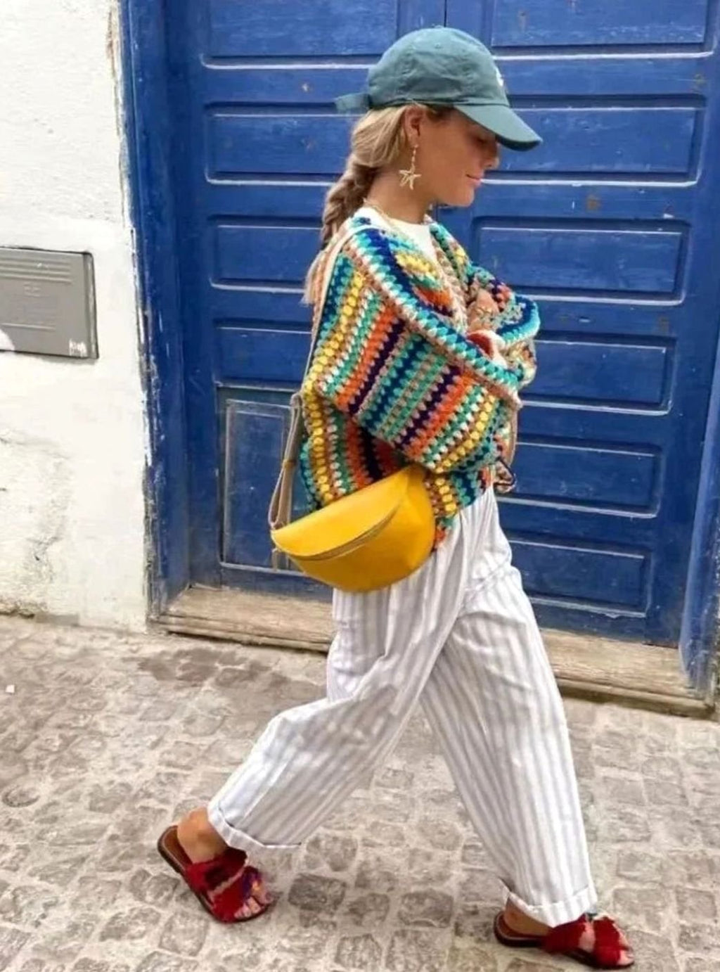 Chaqueta abierta de punto grueso combinada con look casual de verano