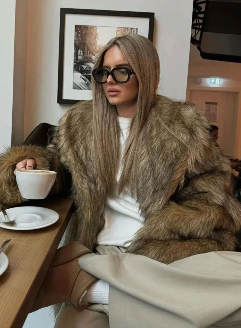 Mujer con abrigo largo de pelo sintético marrón de manga larga en look invernal