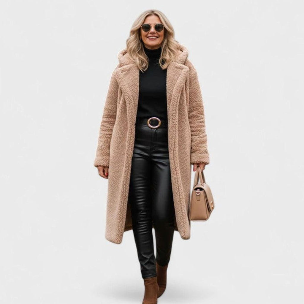 Mujer abrigada con teddy coat largo en ambiente exterior invernal