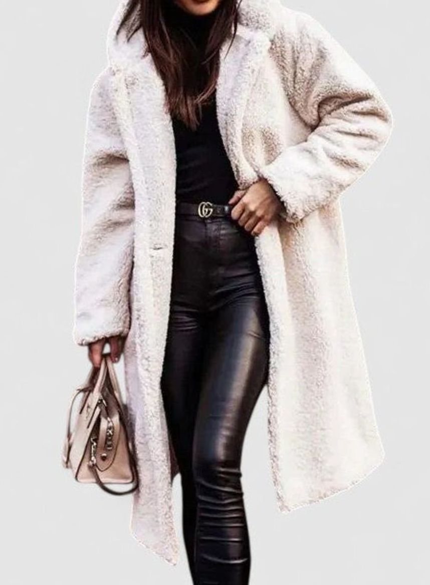 Detalle del cuello solapa del abrigo teddy largo para mujer