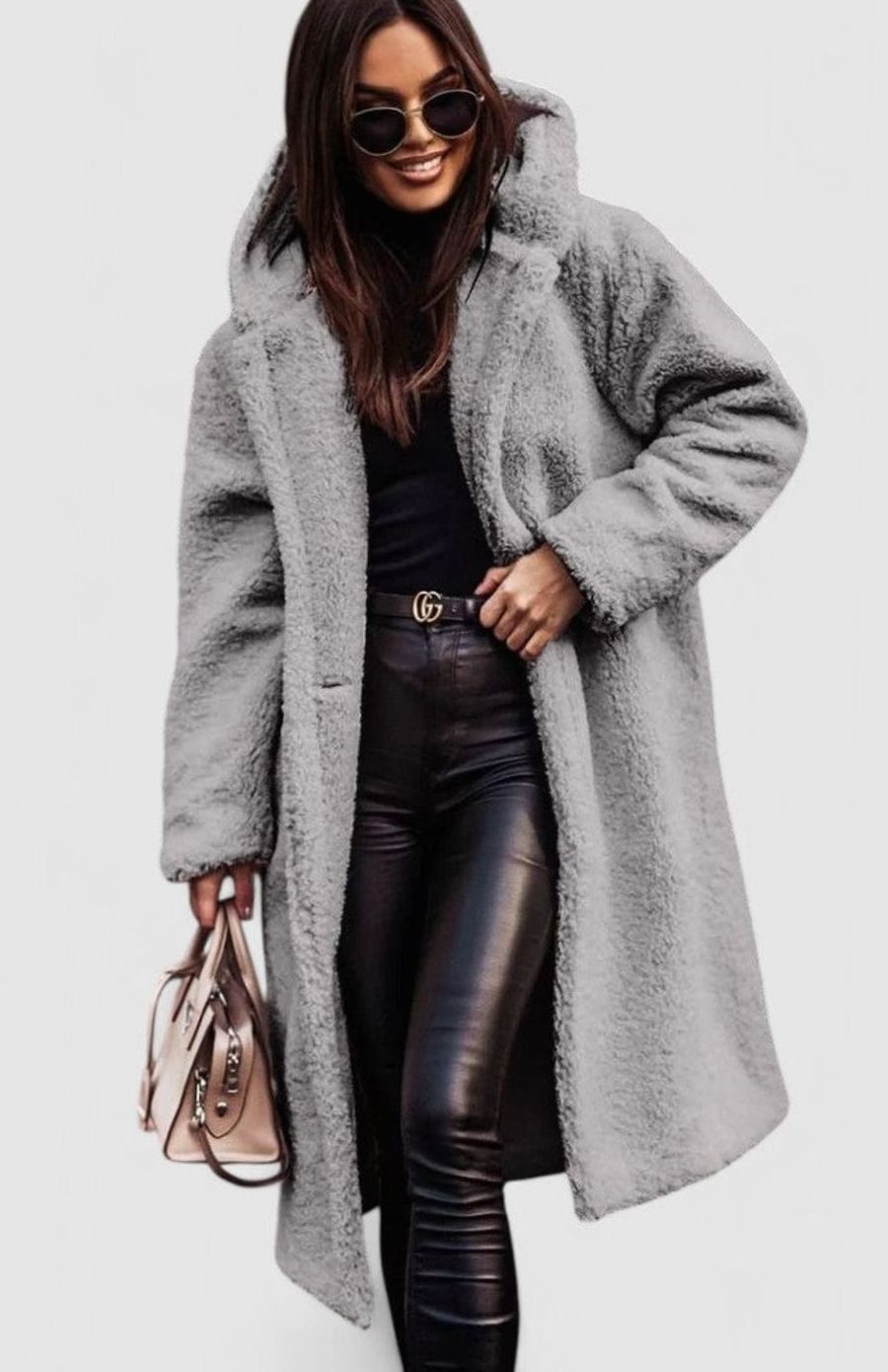 Abrigo teddy oversize color beige visto de frente