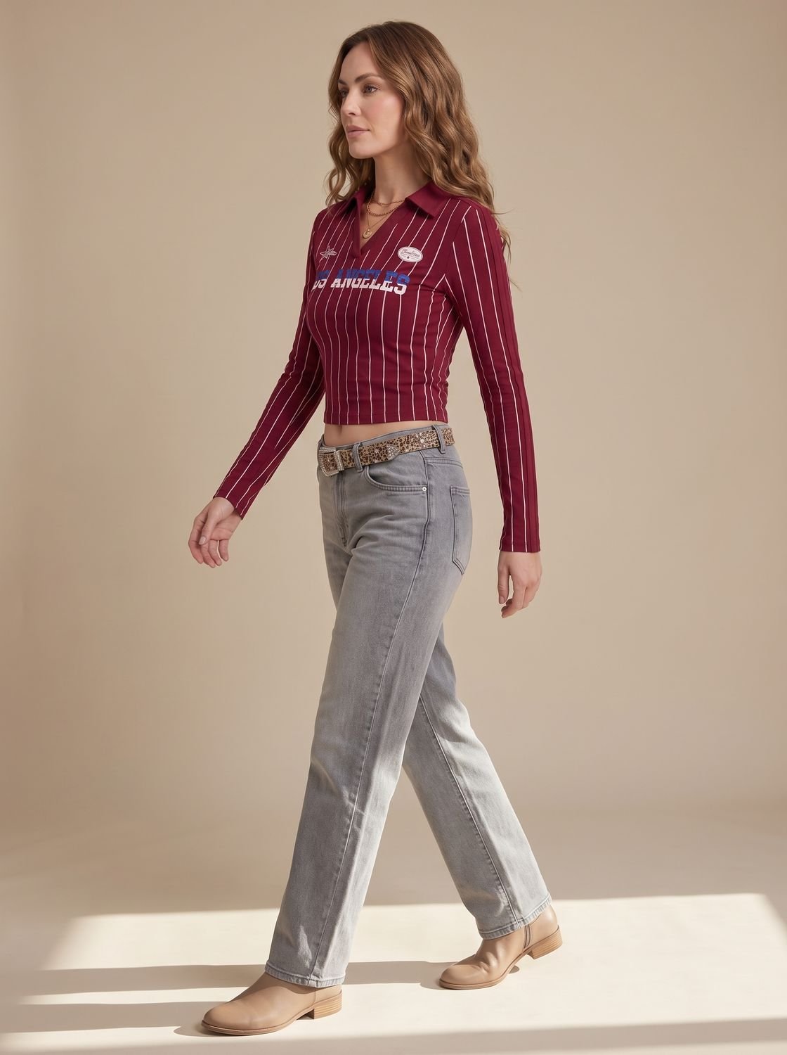 Mujer con top cropped de manga larga y rayas con cuello estilo urbano