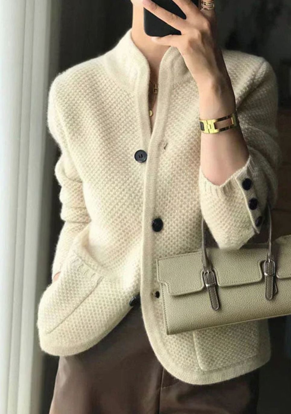 Detalle de botones de contraste en cárdigan de punto para mujer