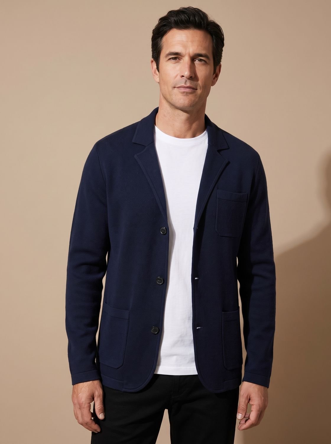 Vista frontal completa del cárdigan slim fit con botones para hombre