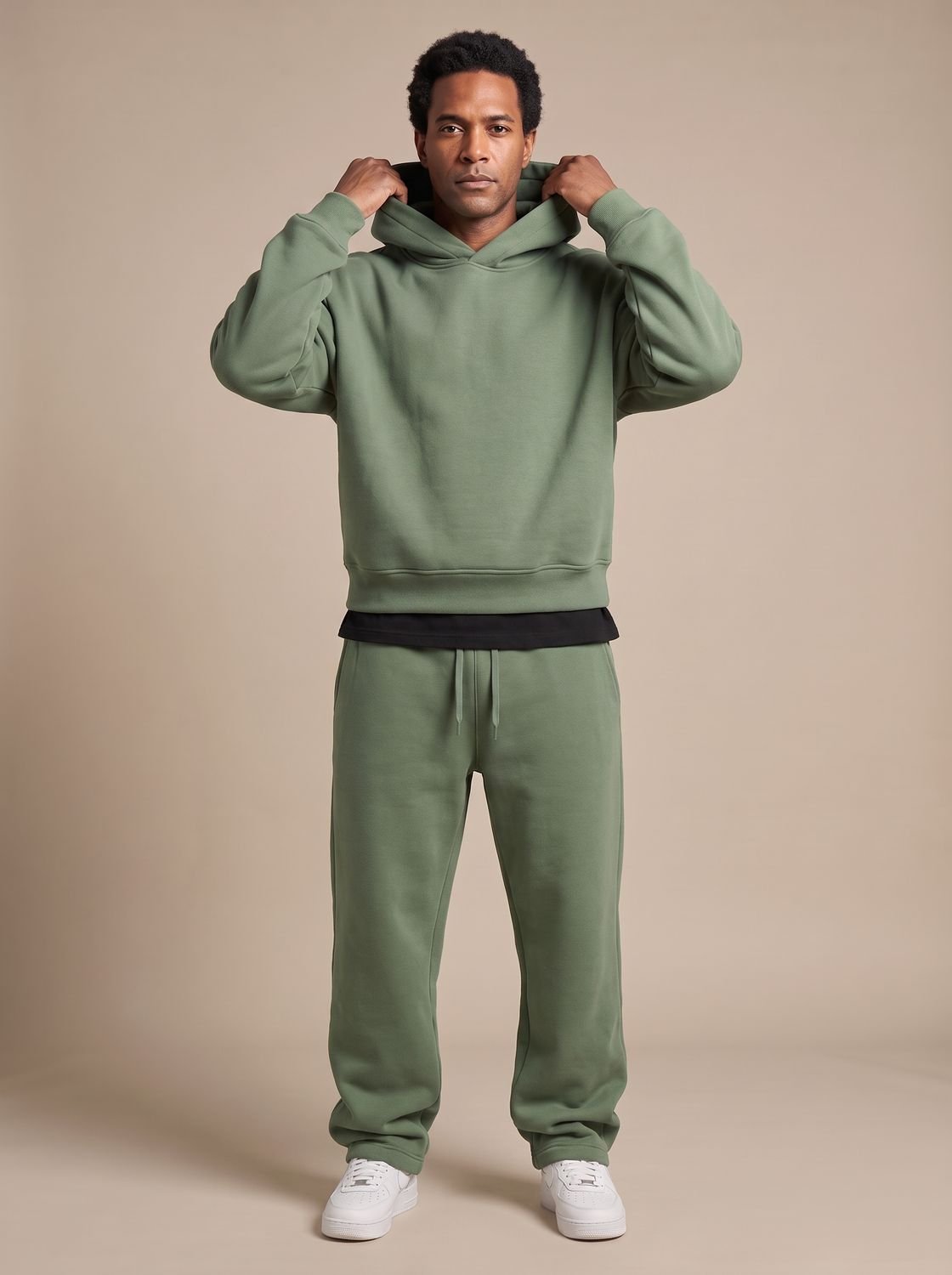 Modelo luciendo el conjunto chándal oversize en look casual de calle