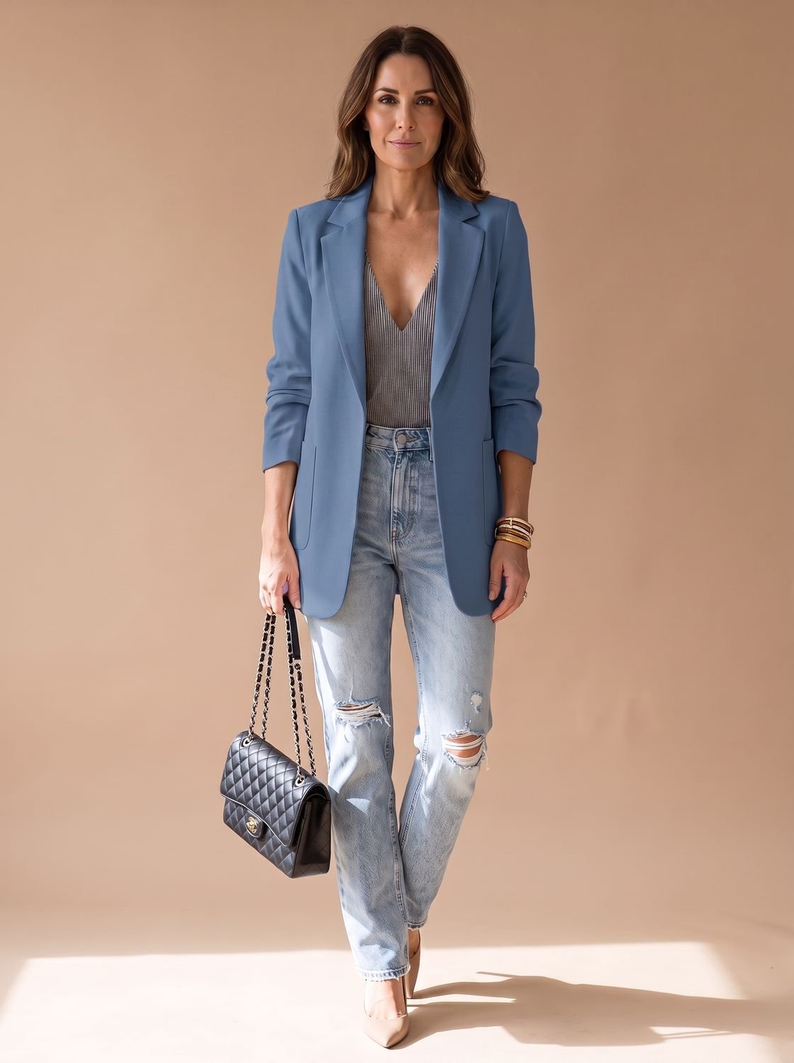 Blazer midi combinado con vaqueros para un look casual de fin de semana