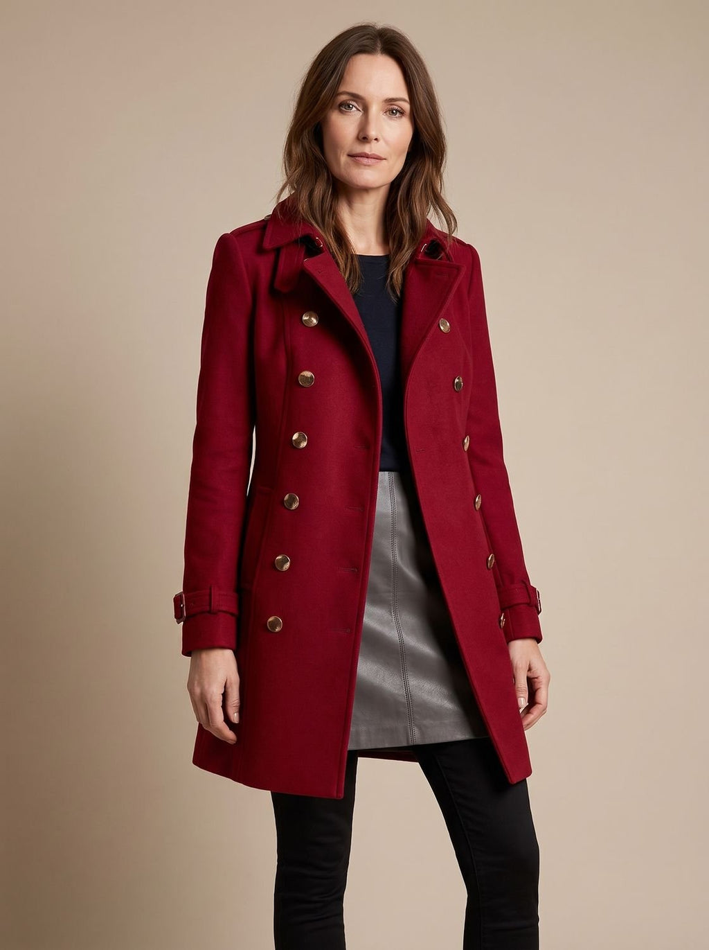 Abrigo de invierno cruzado color negro con botones dorados y solapa clásica para mujer