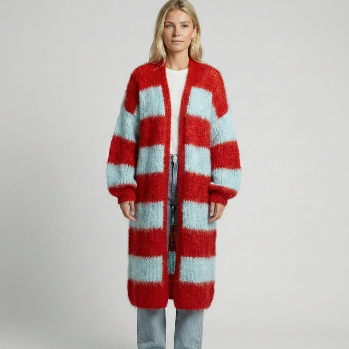 Mujer luciendo cárdigan largo oversize de rayas en look de entretiempo