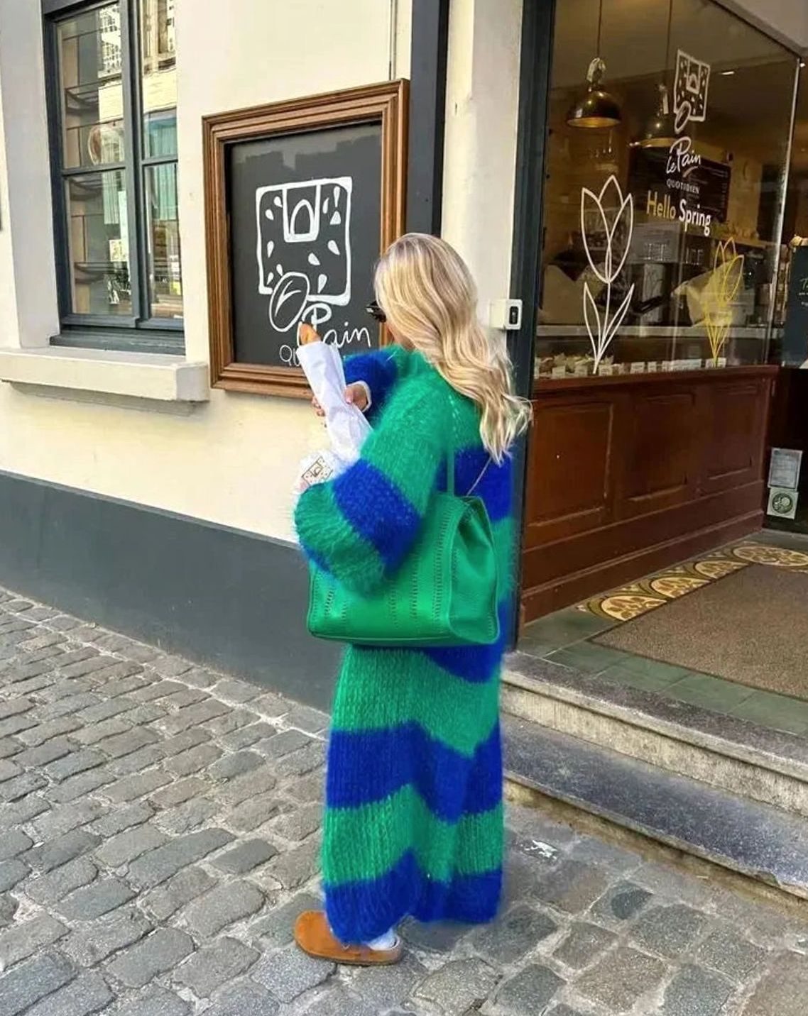 Cárdigan de rayas combinado con look casual de entretiempo
