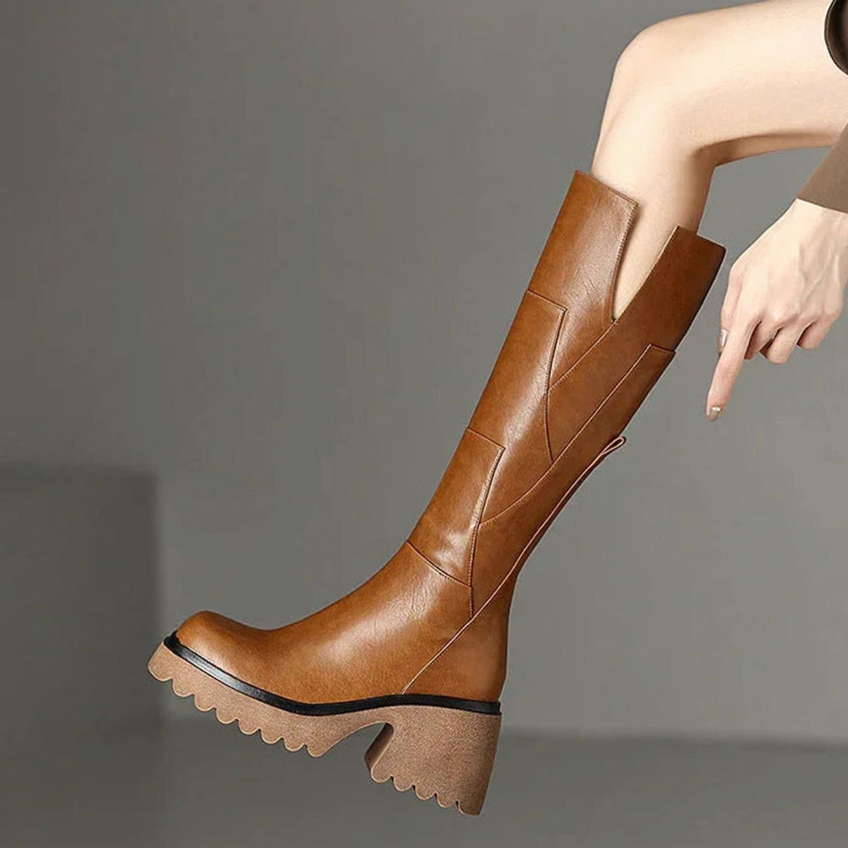 Detalle del tacón ancho tipo bloque de las botas YALIRA