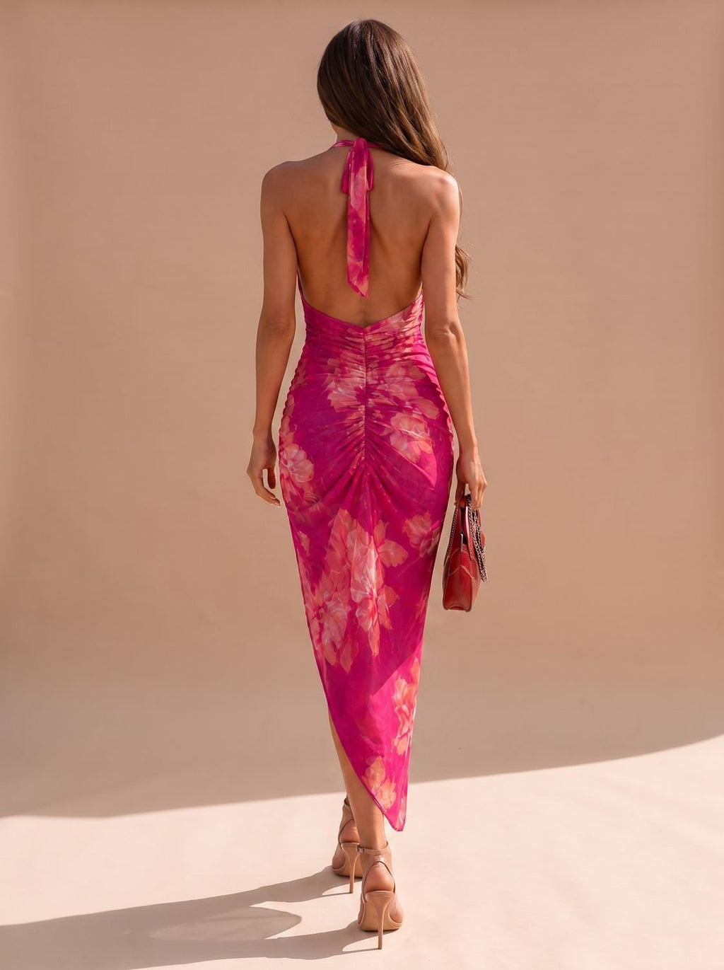 Detalle del escote drapeado tipo cowl en vestido midi de mujer